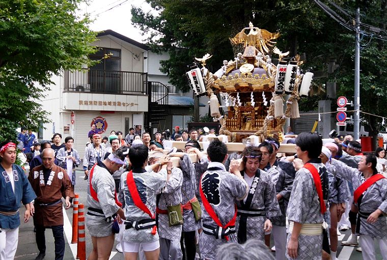 神社前から渡御。'14.10.04.