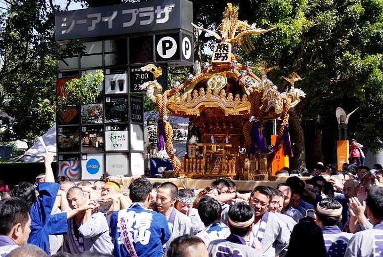 青山外苑町会お神酒所前。'14.09.28.
