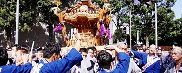 赤坂消防署交差点で青山通りを横断。'14.09.28.