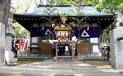 拝殿と対峙する宮神輿。'14.09.23.