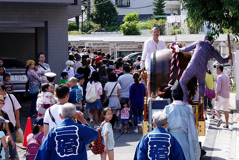 曳き太鼓を驚くほど多くの子が曳く。'14.09.23.