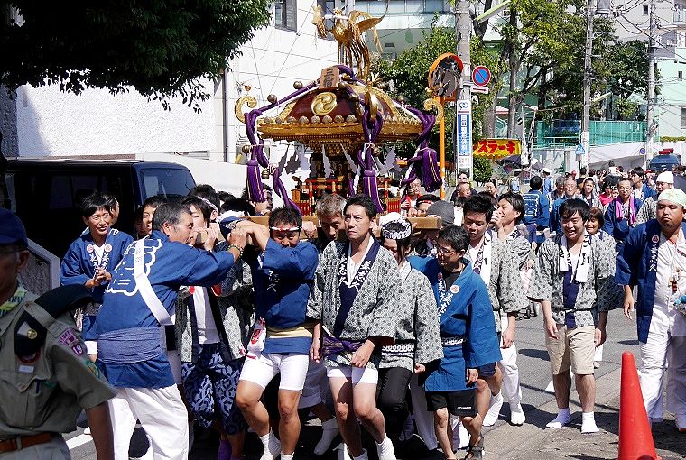 神社通りの緩い坂道。'14.09.23.