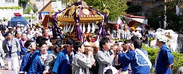 参道脇からの宮出し。'14.09.23.