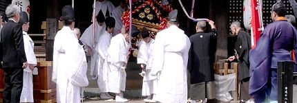 宮神輿が拝殿から境内へ。'15.04.12.