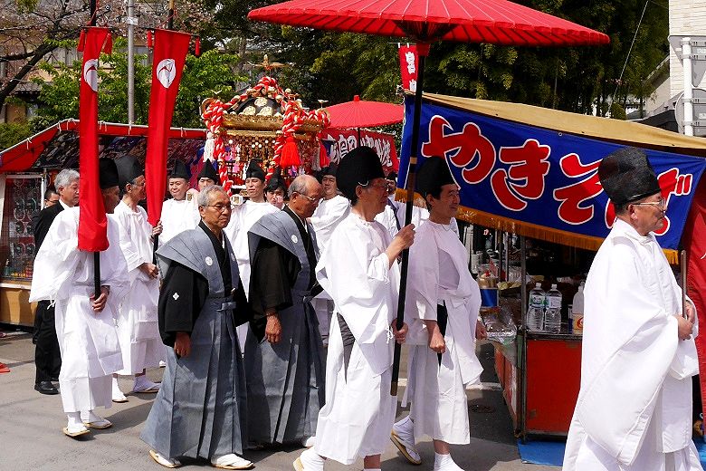 神社入口で渡御列最後尾へ。'15.04.12.