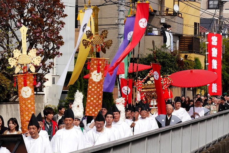 幟を掲げて石神井川沿いを渡御。'15.04.12.