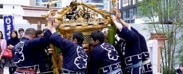 拝殿前へと担ぎ込み。'14.10.26.