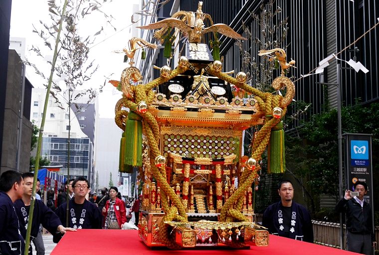 宮神輿を浮世小路でお披露目。'14.10.26.