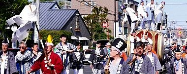 青梅街道を渡御の隊列。'15.04.26.