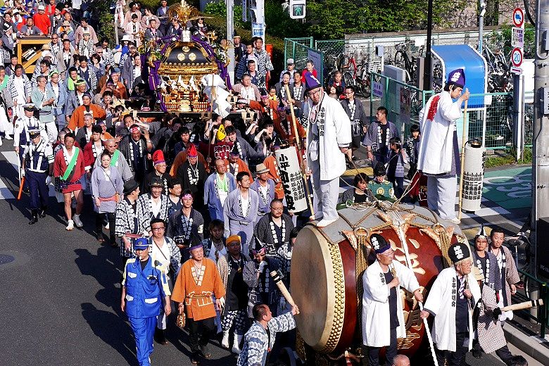 御幣に先導される御太鼓と宮神。'15.04.26.