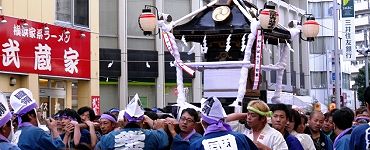 男性担ぐ小神輿(旧女神輿)。'14.10.12.