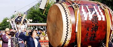 先導する大太鼓。'14.10.12.