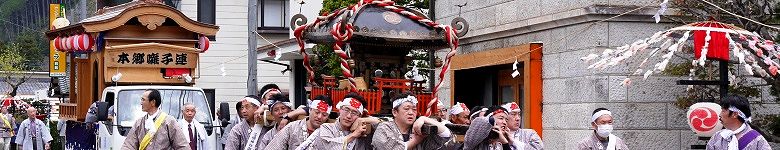 本郷通りの野崎酒造前を。'15.04.19.
