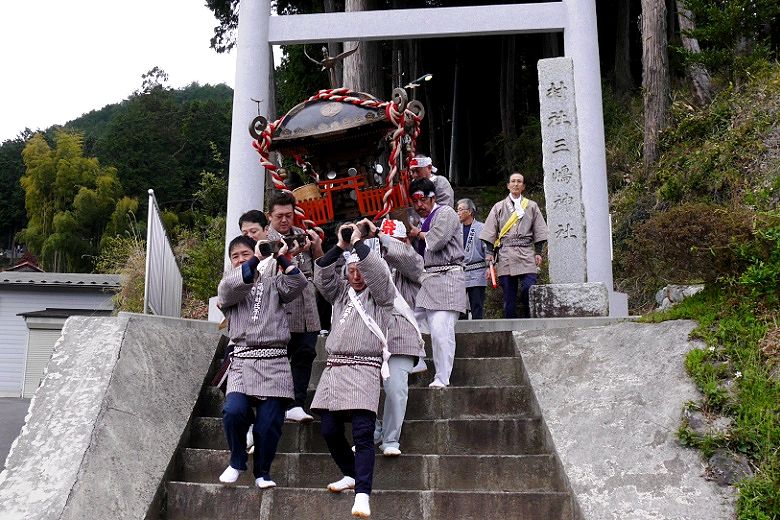戸倉本郷集落の参道入り口。'15.04.19.