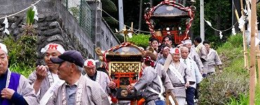 本郷集落の細い坂道。'15.04.19.