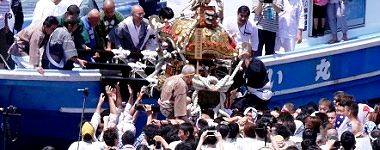 受け取る担ぎ手達。'15.06.07.
