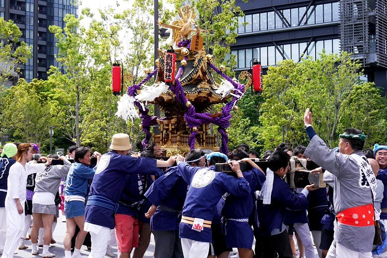 ビル風が神輿に吹き付ける。'15.06.07.