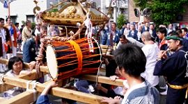 市野倉交番脇で駐機。'15.05.17.
