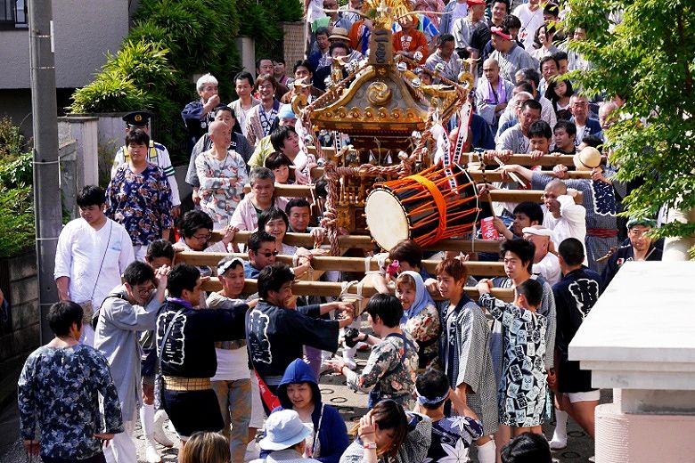市野倉坂の下へと降りてくる二之宮。'15.05.17.