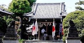 岡上の社殿。'15.05.17.