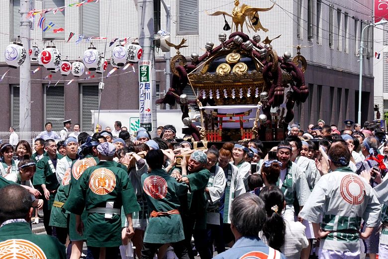 西町会の御神酒所へと喘ぎ担ぎ。'15.05.15。