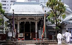 宮神輿の宮入待つ社殿。'15.05.15.