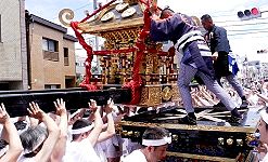 巡行の台車に載せる。'15.06.06.
