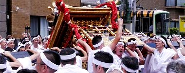 大神輿の台座持ち。'15.06.06.
