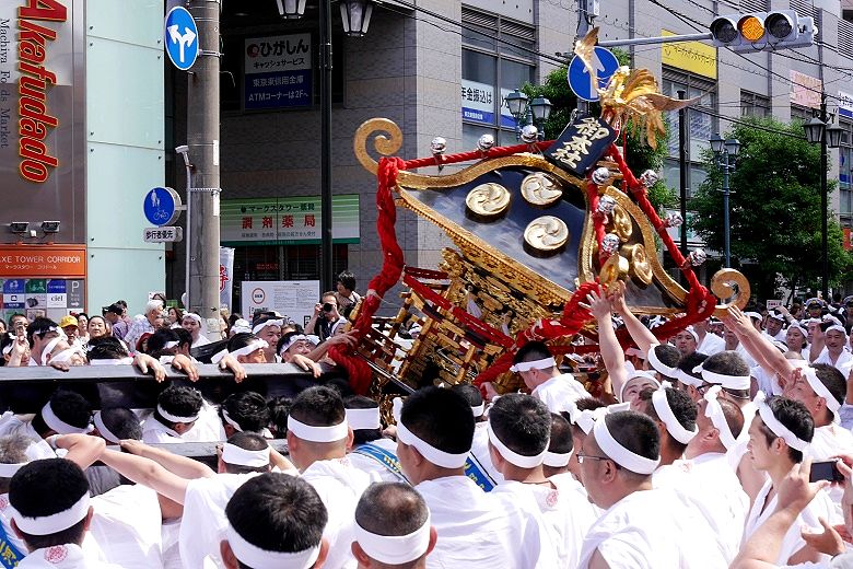 豪快な神輿振りの放り出し。'15.06.06.