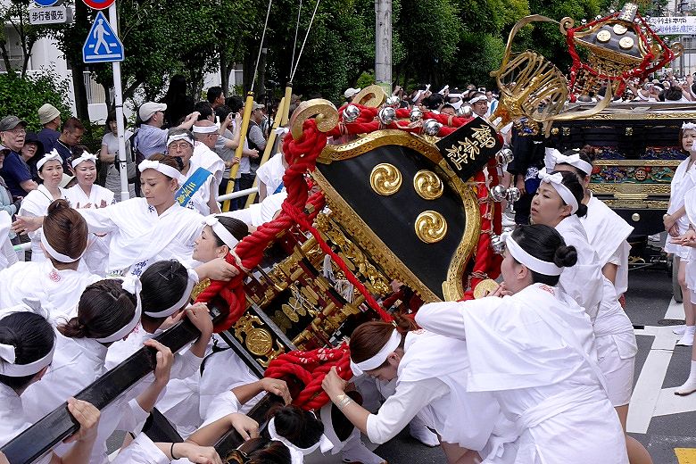 御本社中神輿の神輿振り。'15.06.06.