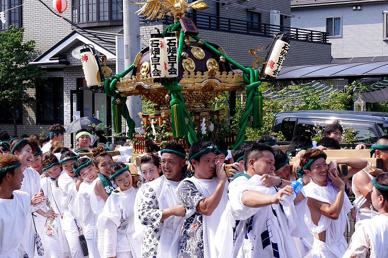 白丁で担ぐ石畑須賀神社。'15.07.12.