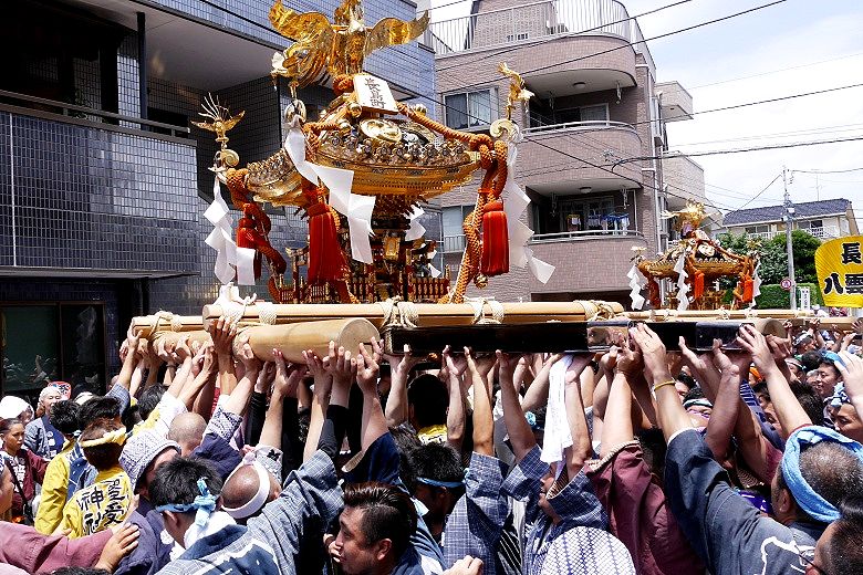 地表に近つけ担ぎ棒を抑える。'15.06.28.