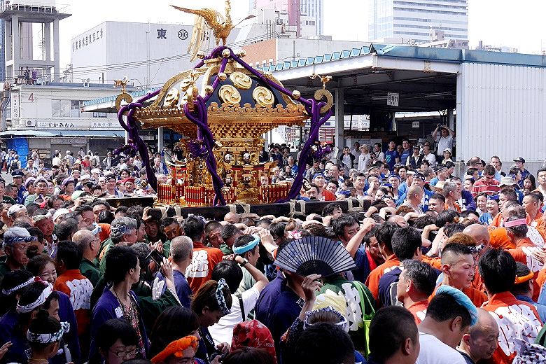 波除千貫宮神輿の神輿揉み。'15.06.13.