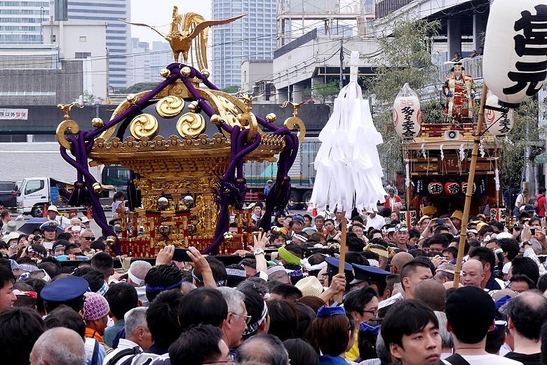 威勢よく築地市場に入り込んだ波除神輿。'15.06.13.