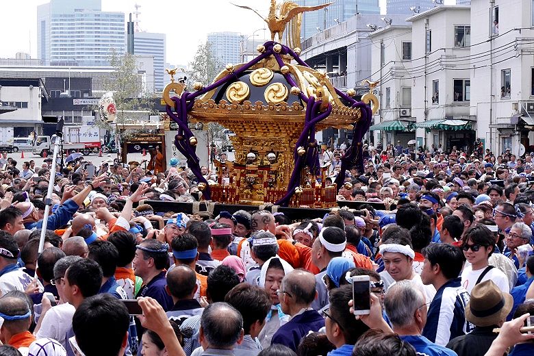 神輿揉みを繰り返す波除千貫神輿。'15.06.13.