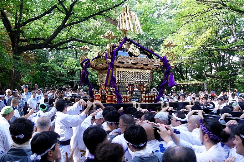 境内での八幡町会の初担ぎ。'15.07.20.
