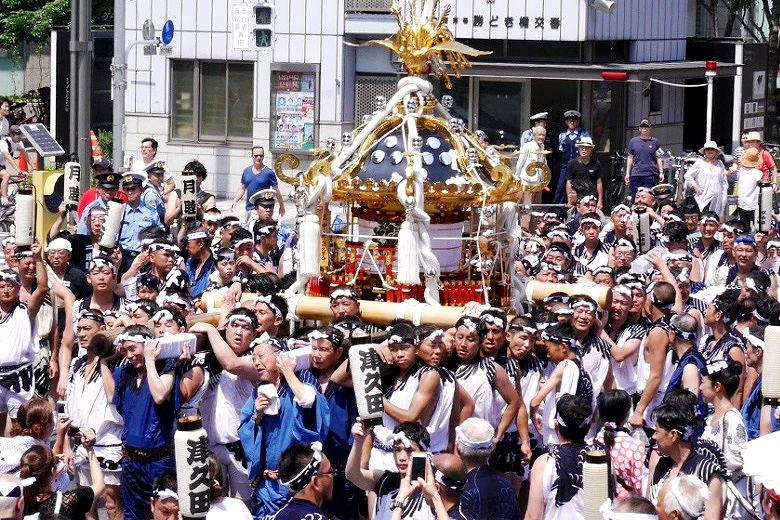 勝どき橋交番前の晴海通り横断。15.08.02.