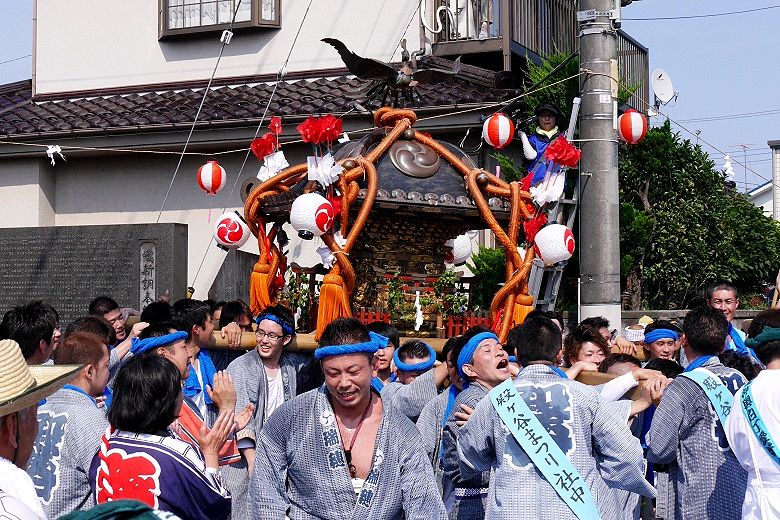 阿豆佐味交差点での神輿揉み。'15.07.12.