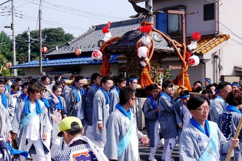 阿豆佐味交差点での神輿揉み。'15.07.12.)