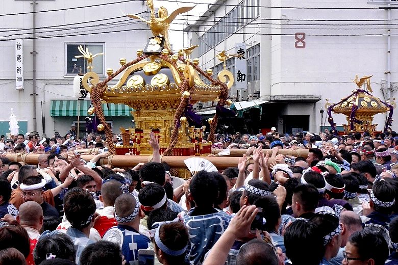 魚河岸水神社の神輿揉み。'15.06.13.