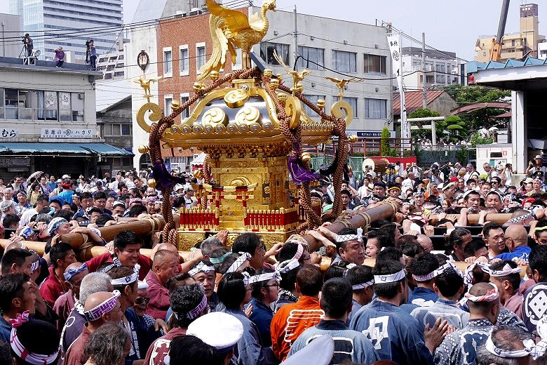 築地市場の海幸橋入口を目指す。'15.06.13.