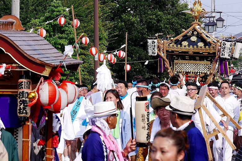休息所へ箱根ヶ崎八雲神輿。'15.07.12.