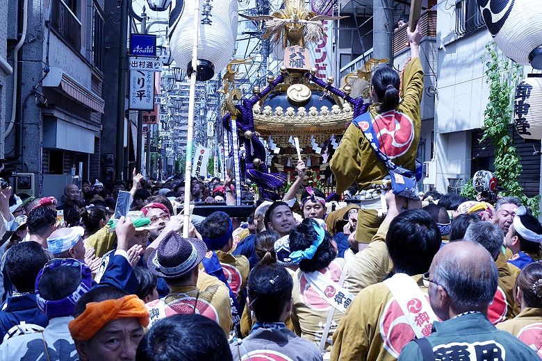 出村通りの蒲田本町お神酒所。'15.08.09.