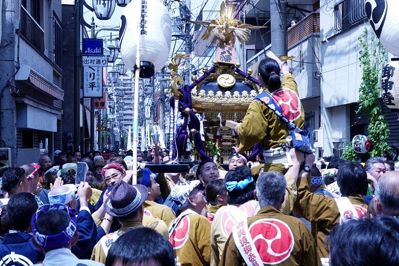 出村通りお神酒所で木。'15.08.09.
