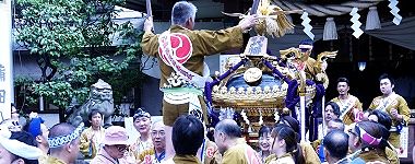 拝殿前からの宮出し。'15.08.09.