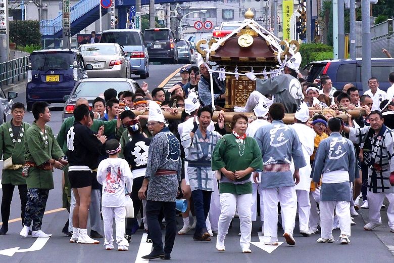 府中街道の西恋ヶ窪三丁目。'15.09.06.