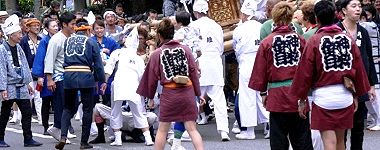 腰砕けを介添え役が支える。'15.09.06.