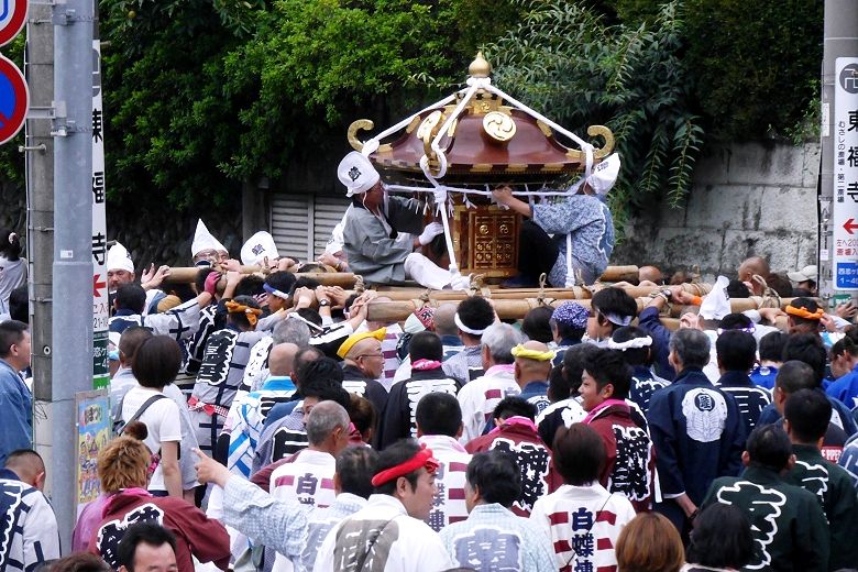 狭い神社前通りから宮出し。'15.09.06.