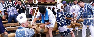 鳥居下で横棒の組立。'15.09.06.