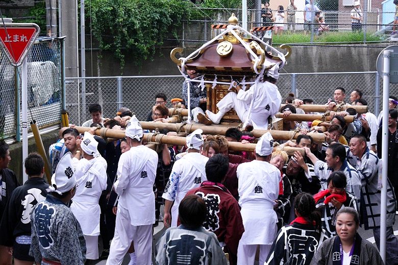 横棒一杯の路地へ。'15.09.06.